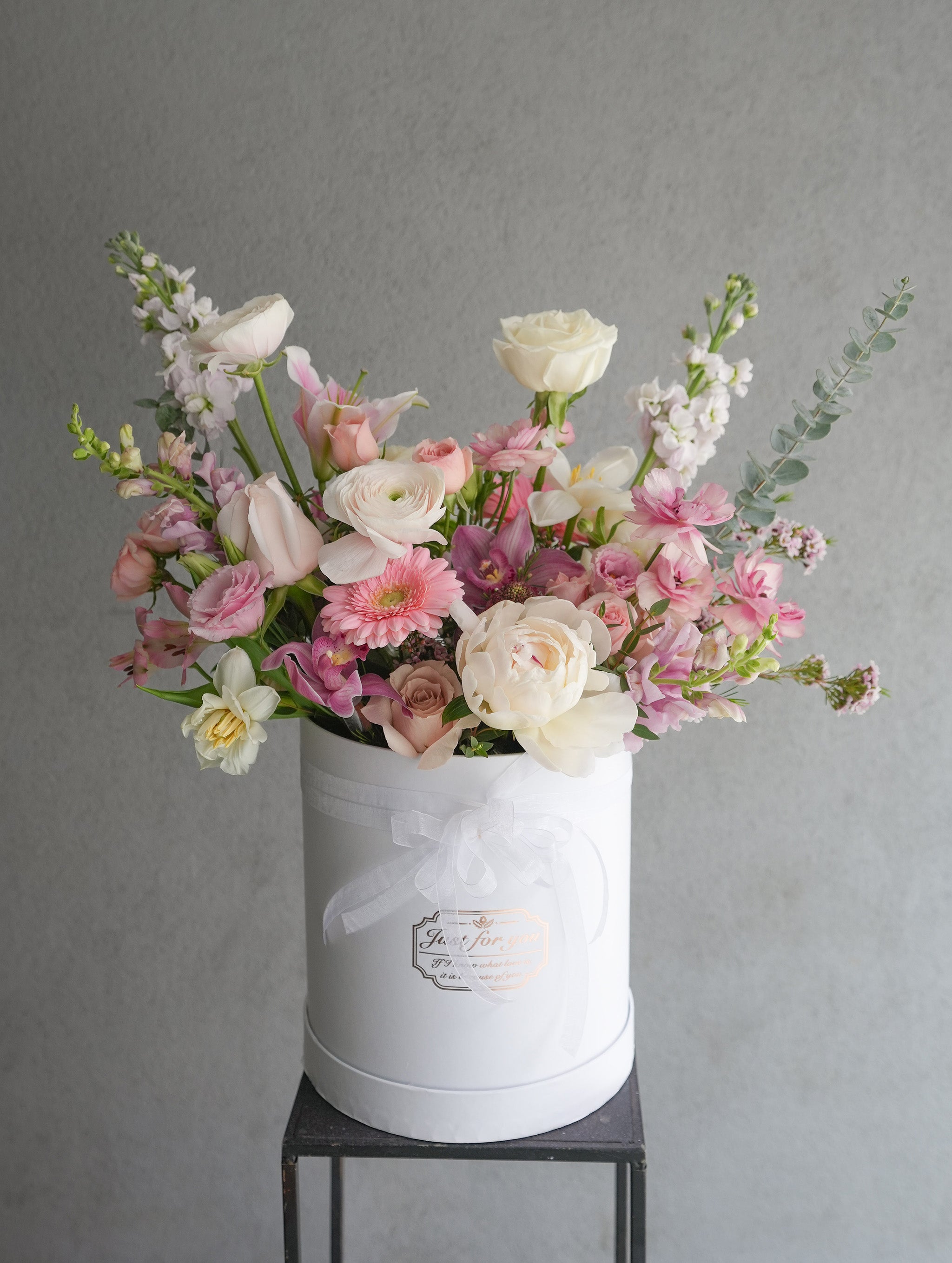 Mix of Floral Colors Round Box