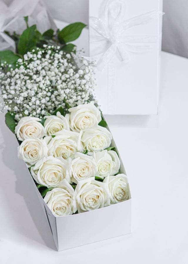 12 WHITE ROSES IN A BOX - Toronto Flower Gallery